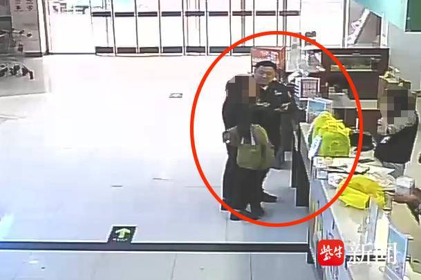 一次性购入5万元购物卡？店员果断报警后……