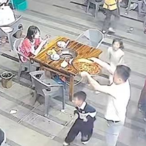 正端着滚烫油锅，2幼童冲了过来！成都火锅店老板下意识将油锅倒向自己：得亏是我端的
