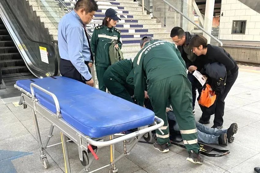 “挨个车厢喊！”“往后窜往后窜！”