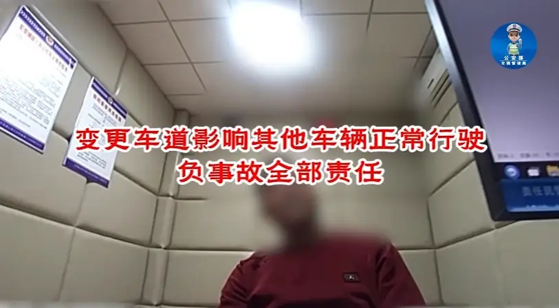 太害人了！！！大货车随意变道，小车被挤得翻滚四圈！