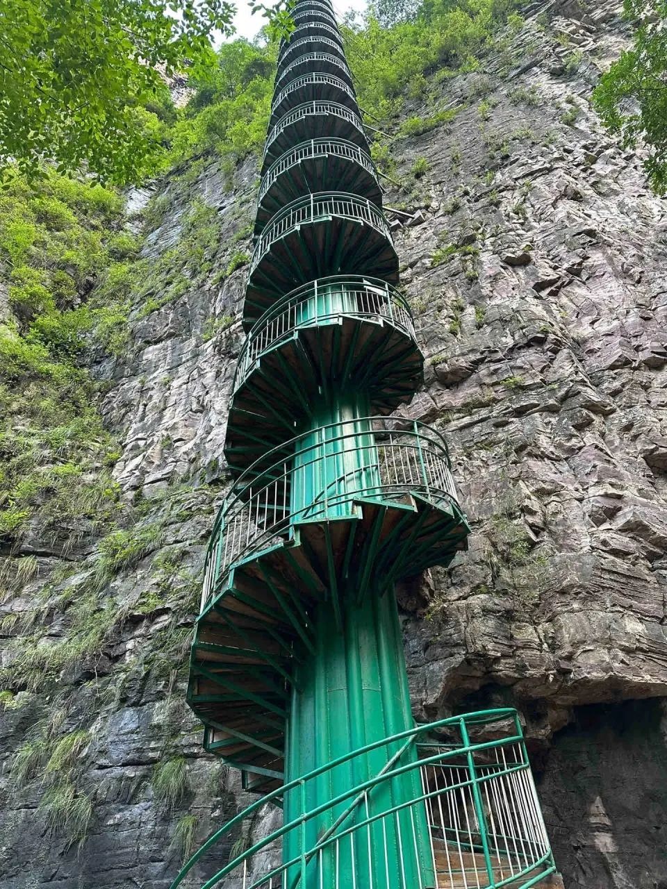 太行山悬崖摩天筒梯走红,景区回应:每年“体检”已运营近25年 太行山悬崖摩天筒梯走红,景区回应:每年“体检”已运营近25年