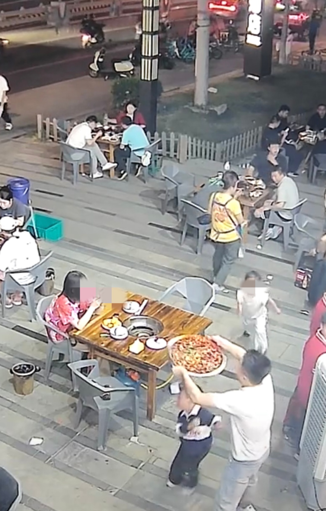 4岁幼童打闹着冲向200℃油锅，老板一个动作，网友狠狠点赞！