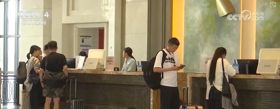 “五一”假期临近旅游市场升温火爆 各地景区进入“旺季模式” “五一”假期临近旅游市场升温火爆 各地景区进入“旺季模式”