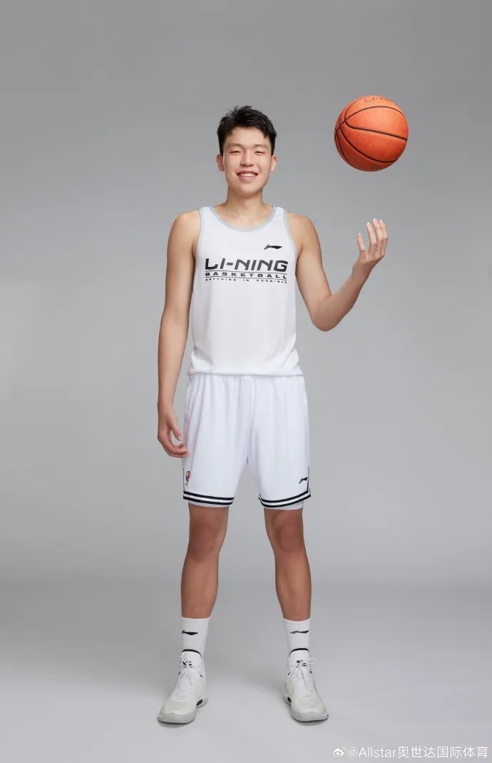中国男篮球员杨瀚森，已报名参加今年NBA选秀
