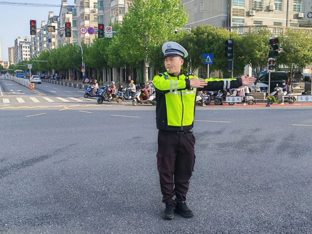 事发江西一街道，他反向冲入车流！