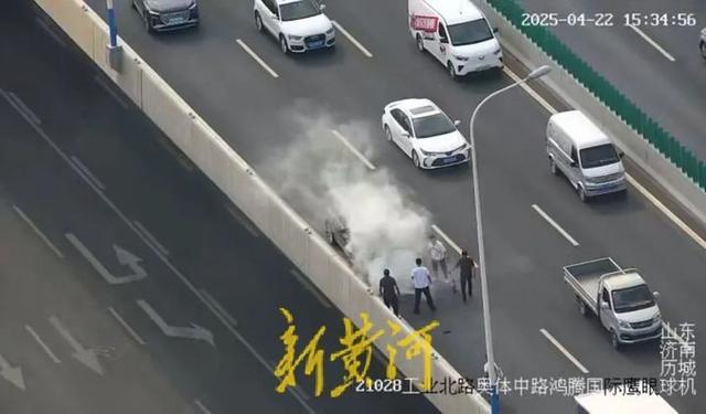 济南街头，一辆私家车突然起火，他冲了上去