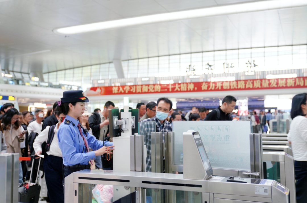 春假大军已出动！这是今天下午的杭州东站