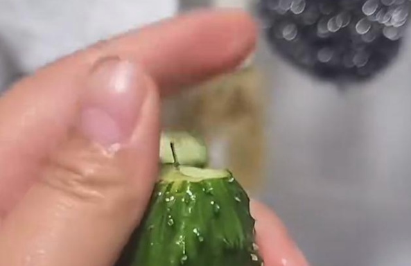 细思极恐！买来的黄瓜里竟藏着针，多方回应