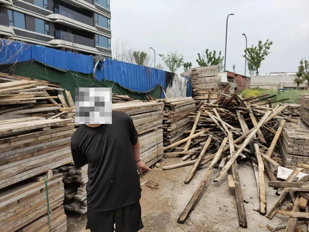 为报复放火烧工地？一男子被刑拘！