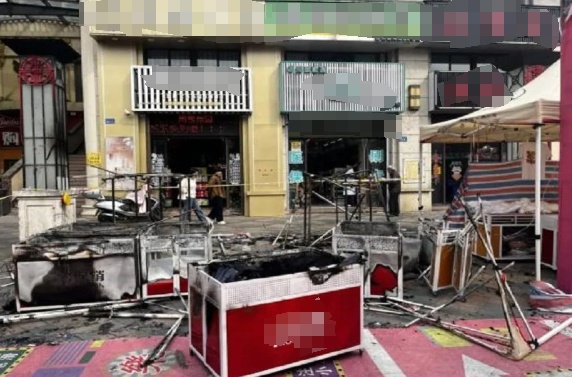 玩到凌晨两点多,男子怒烧夜市摊只为泄火?刑拘! 玩到凌晨两点多,男子怒烧夜市摊只为泄火?刑拘!