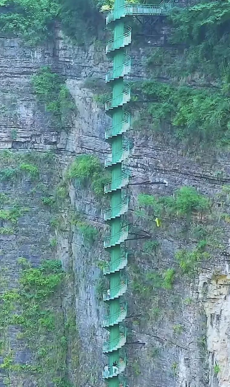 河南一景区悬崖“筒梯”走红，网友：腿软，爬上去可能要哭