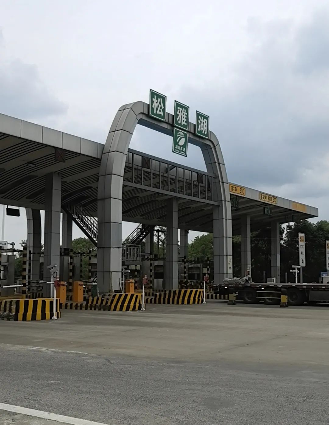 女游客惊闻独子离世噩耗收费站前崩溃,长沙收费员“借”她肩膀陪伴安抚:我也哭了 女游客惊闻独子离世噩耗收费站前崩溃,长沙收费员“借”她肩膀陪伴安抚:我也哭了