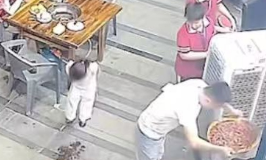 4岁幼童打闹着冲向200℃油锅，老板一个动作，网友狠狠点赞！