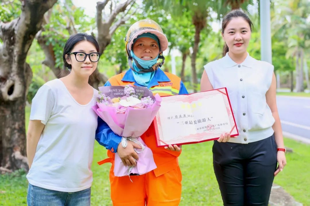 三亚环卫工人给游客“投喂”椰子后续来了!被这座城暖到了→ 三亚环卫工人给游客“投喂”椰子后续来了!被这座城暖到了→