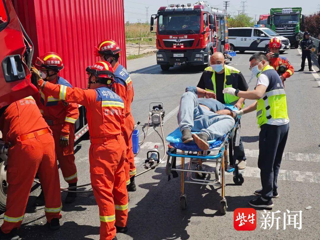 司机疲劳驾驶追尾被困，连云港急救消防联合施救