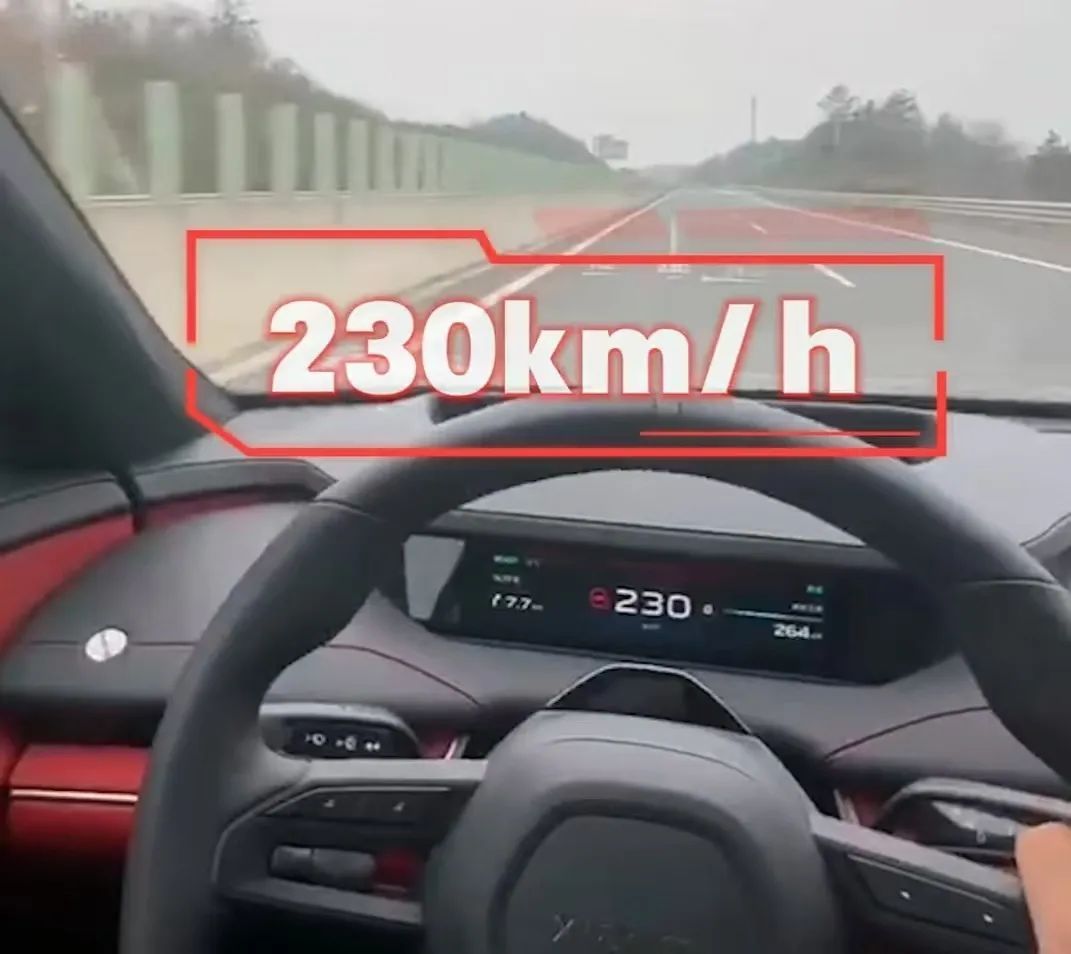 男子携女伴驾车飙到时速230公里!还腾出一只手干这事?警方出手 男子携女伴驾车飙到时速230公里!还腾出一只手干这事?警方出手