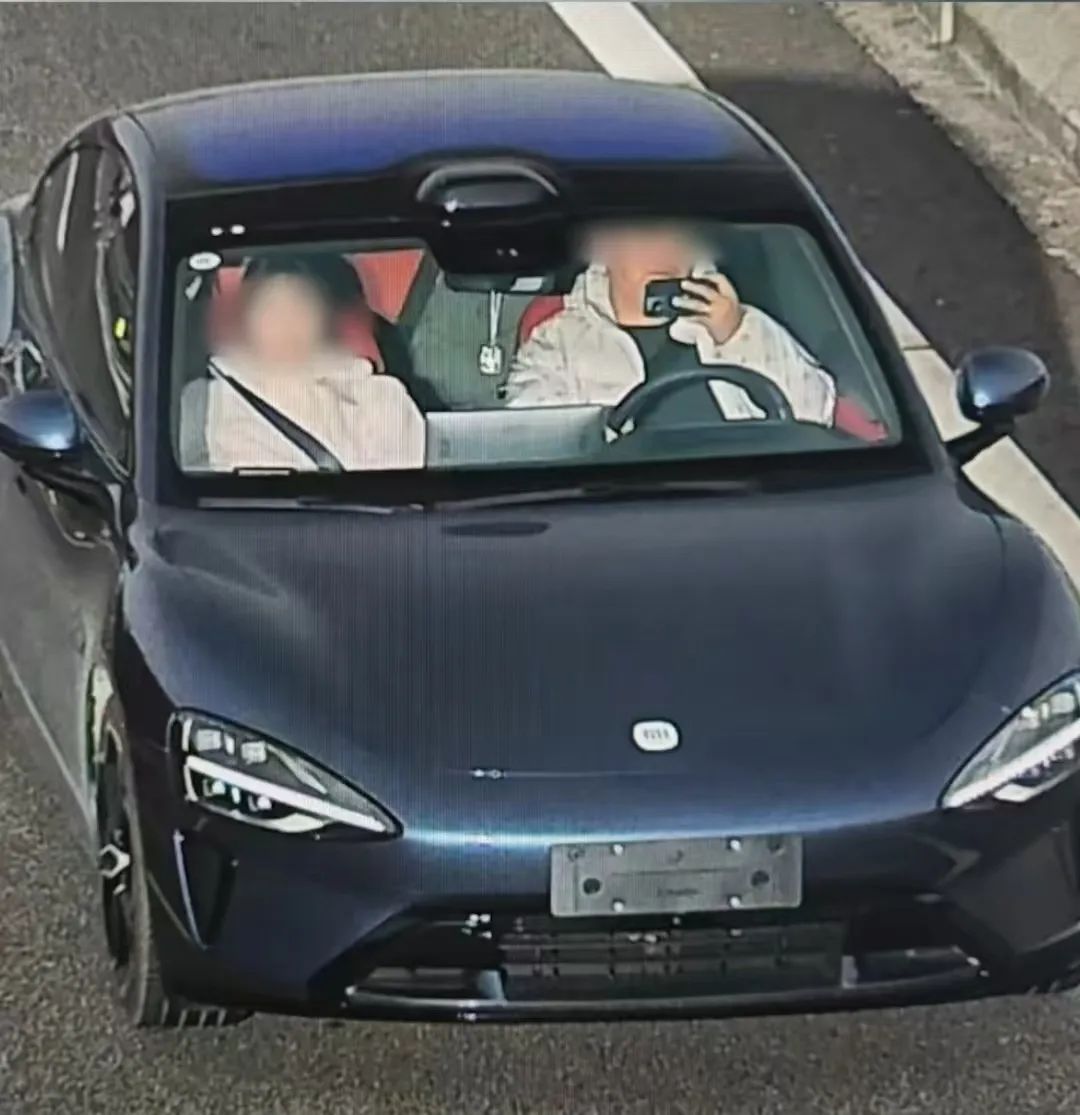 男子携女伴驾车飙到时速230公里!还腾出一只手干这事?警方出手 男子携女伴驾车飙到时速230公里!还腾出一只手干这事?警方出手