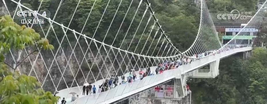 “五一”假期临近旅游市场升温火爆 各地景区进入“旺季模式” “五一”假期临近旅游市场升温火爆 各地景区进入“旺季模式”