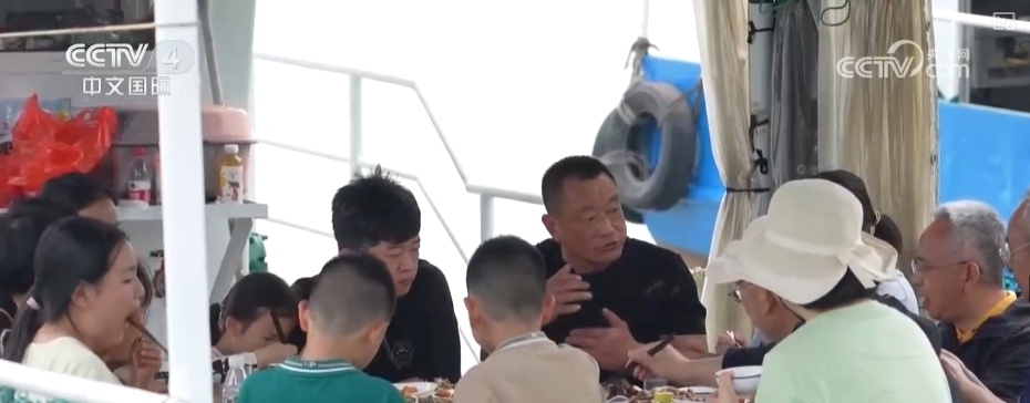 “五一”假期临近旅游市场升温火爆 各地景区进入“旺季模式” “五一”假期临近旅游市场升温火爆 各地景区进入“旺季模式”