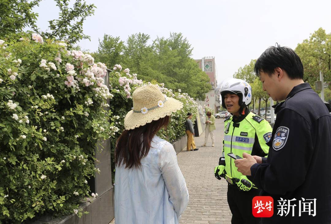 扬州“网红蔷薇花墙”下暖心一幕：三位女生心爱相机失而复得绽放笑颜