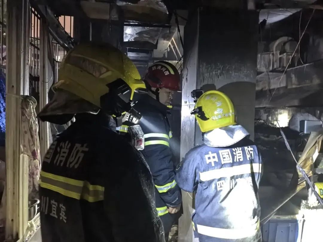 夜宵店起火，10人成功逃生！只因做对这件事→