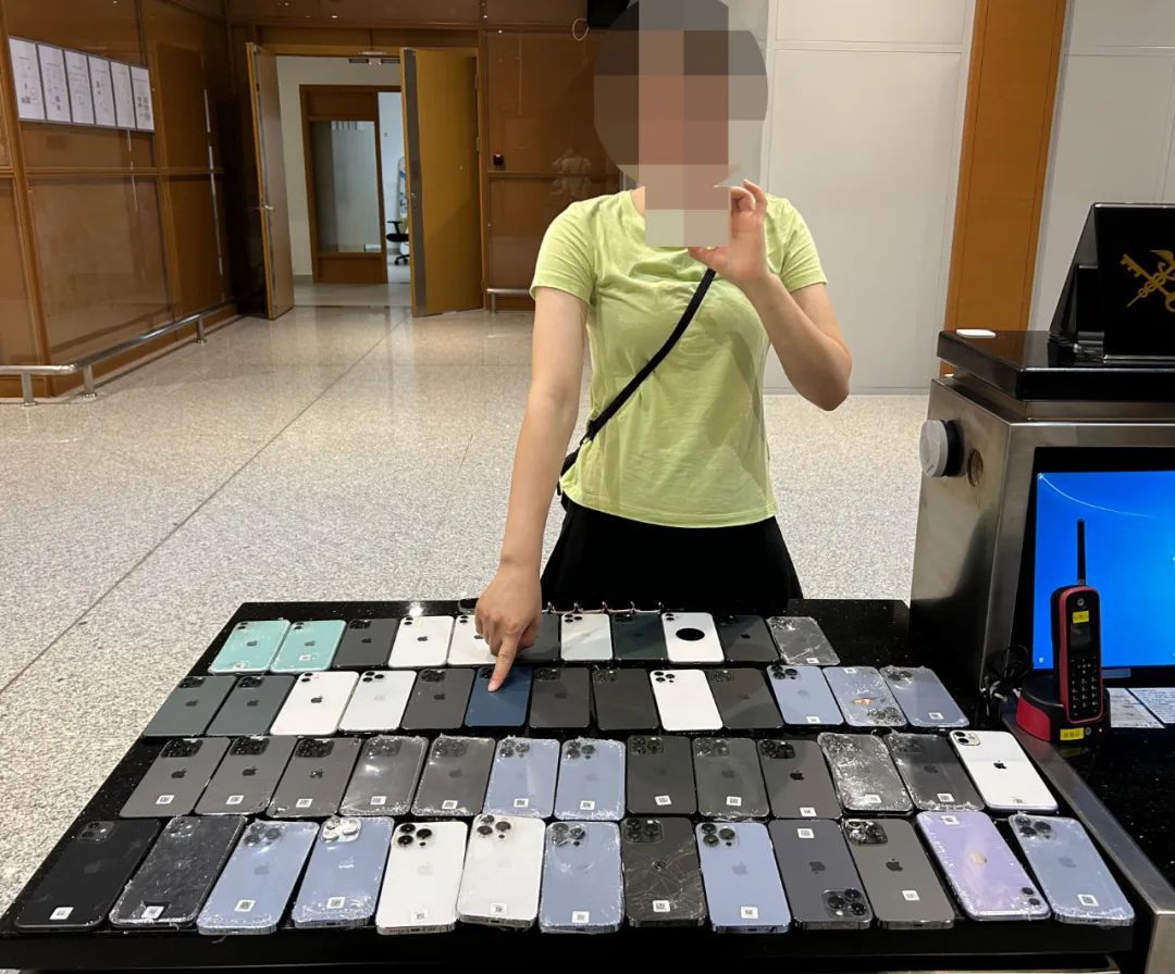 女子身上绑藏50余台旧手机、手表表盘进境被查