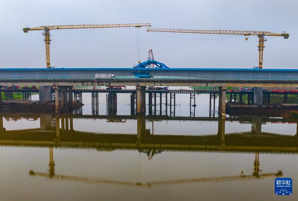 樟吉高速改扩建袁河特大桥全桥合龙