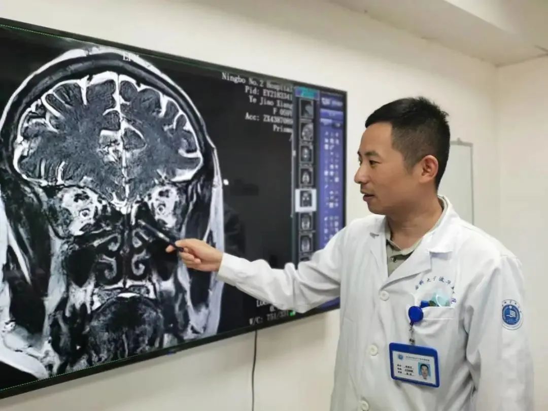 一个急刹车32岁男子脑子“漏水”了!太危险,这类人群当心→ 一个急刹车32岁男子脑子“漏水”了!太危险,这类人群当心→