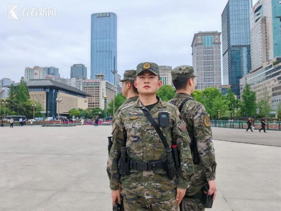 事发地铁站！三名老人在扶梯上接连摔倒，下一幕全网刷屏