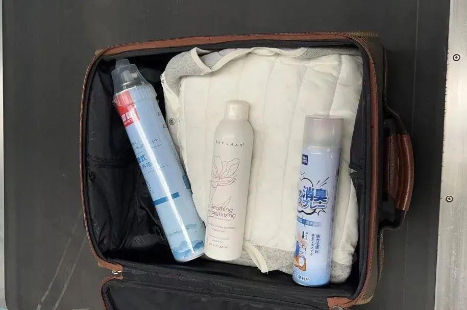 安检仪视角！行李箱里装了啥 车站安检员是咋看出来的？