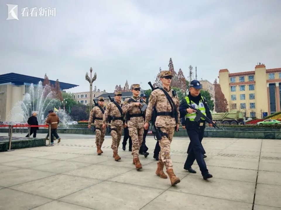 事发地铁站！三名老人在扶梯上接连摔倒，下一幕全网刷屏