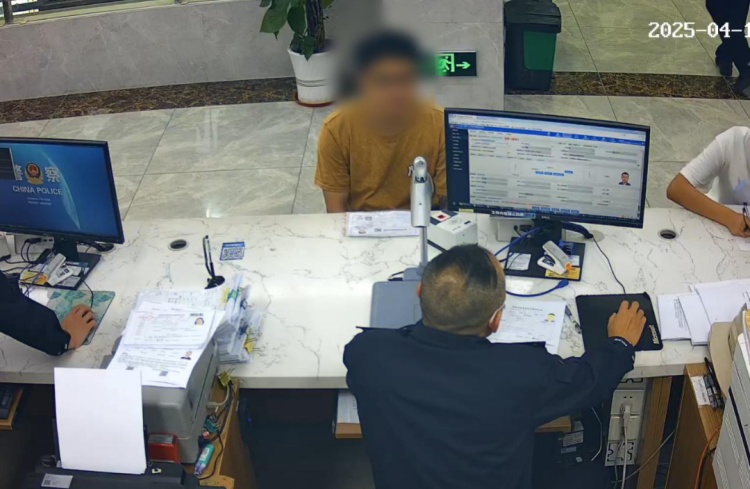 自投罗网!一网逃男子窗口办证被广州番禺警方当场抓获 自投罗网!一网逃男子窗口办证被广州番禺警方当场抓获