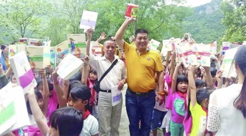 的哥“讨书”13年，捐了126个图书室!