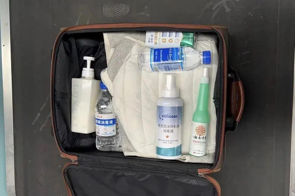 安检仪视角！行李箱里装了啥 车站安检员是咋看出来的？