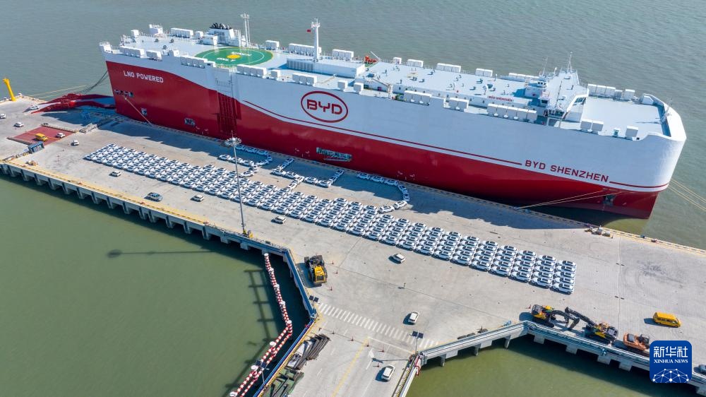 专业汽车运输船“深圳号”在江苏太仓开始装车作业 专业汽车运输船“深圳号”在江苏太仓开始装车作业