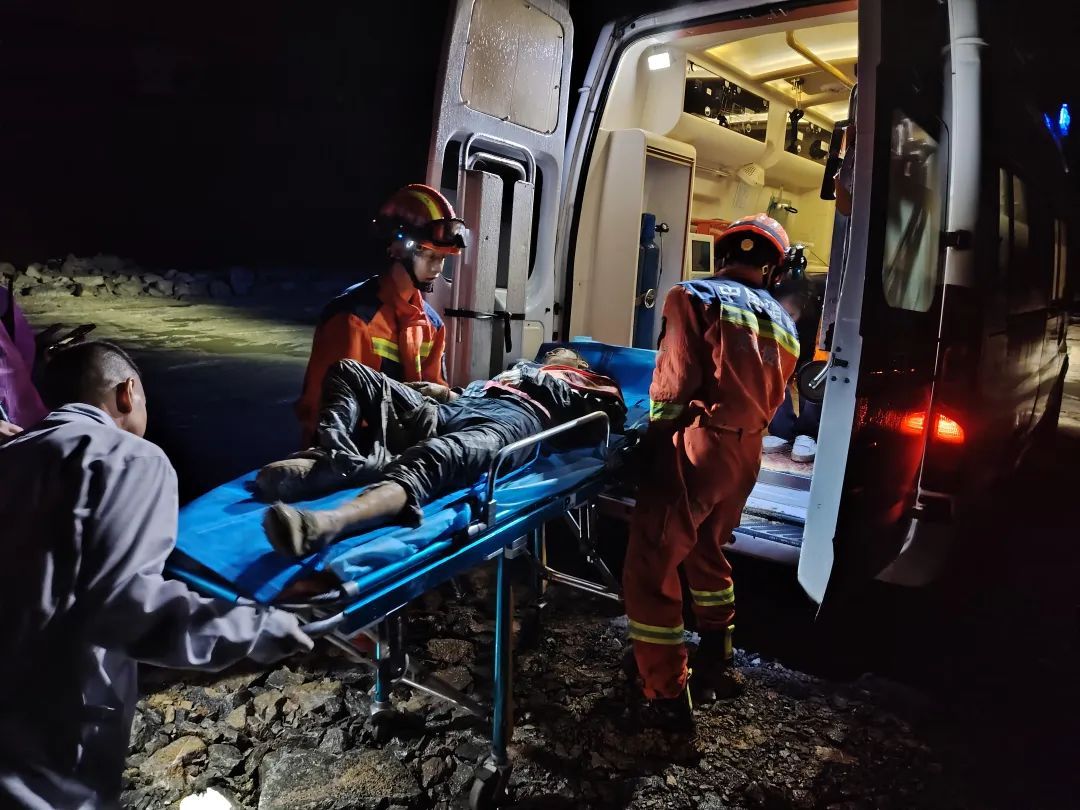 女子雨夜捡废品，不幸遭200多斤巨石“偷袭”