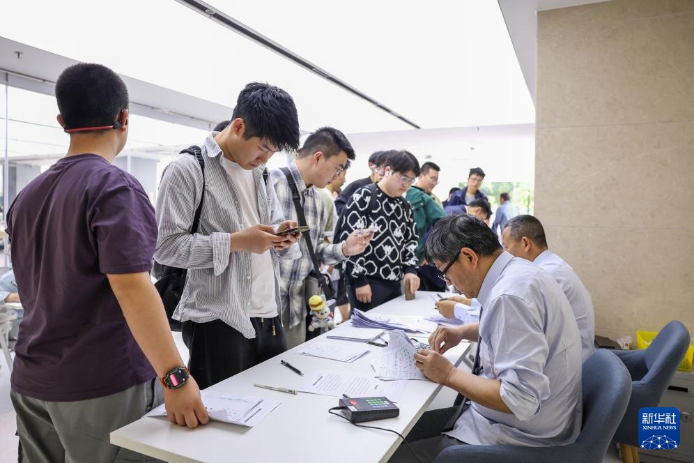 杭州：电报业务即将退市 通信爱好者排队发报