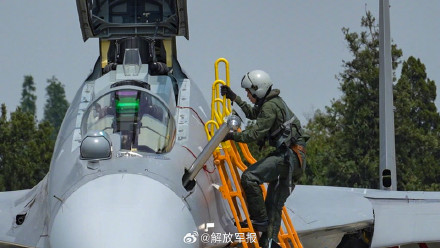 铁翼破空!看战机昼夜翱翔 铁翼破空!看战机昼夜翱翔