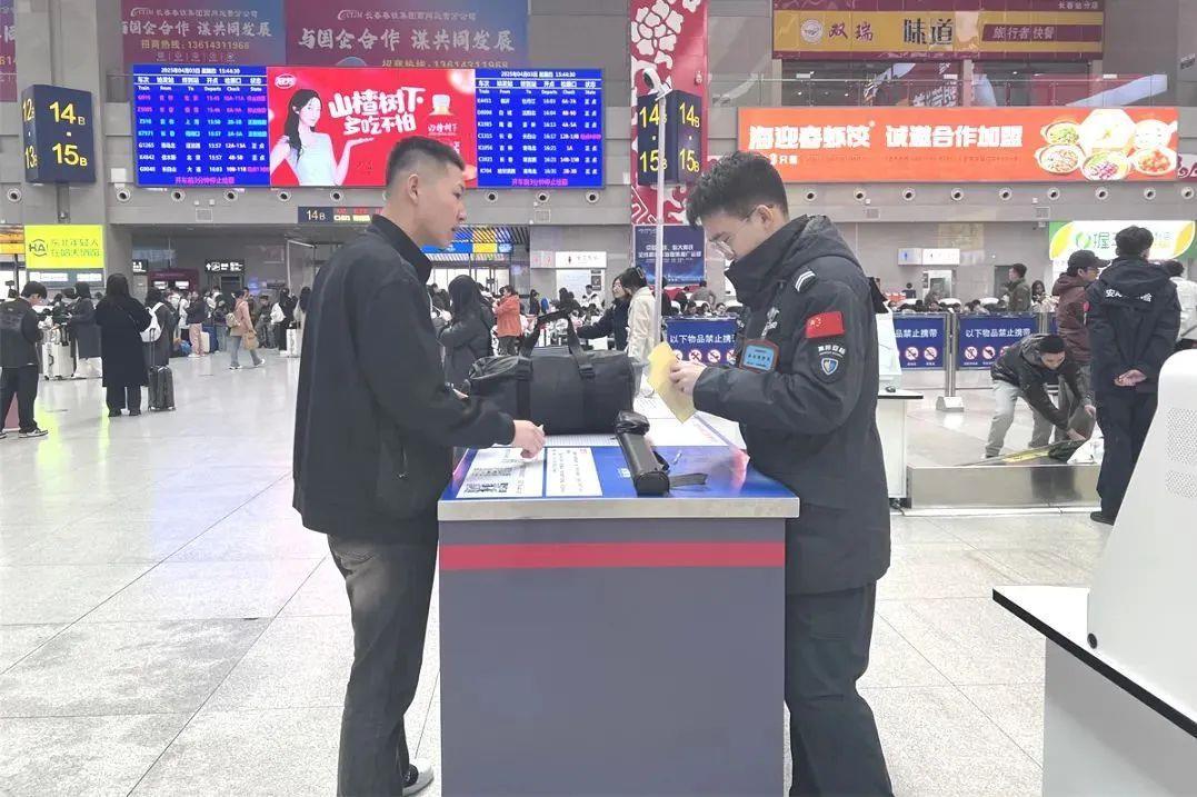 安检仪视角！行李箱里装了啥 车站安检员是咋看出来的？
