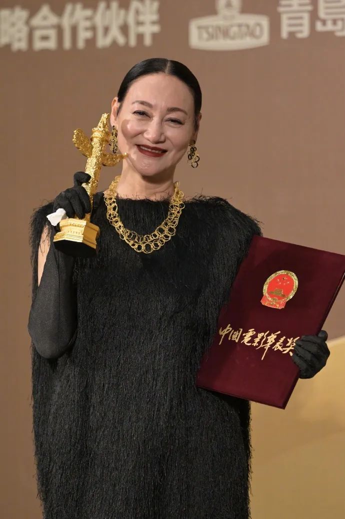获华表奖优秀女演员奖！65岁惠英红当场落泪哽咽发言：我会一直演下去，直到你们不要我