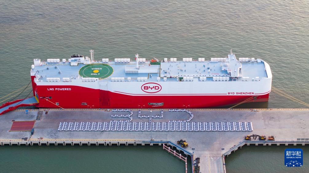 专业汽车运输船“深圳号”在江苏太仓开始装车作业 专业汽车运输船“深圳号”在江苏太仓开始装车作业