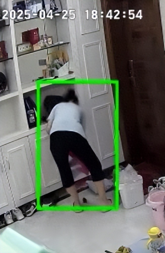 女子称家中拆包裹蹿出一只老鼠，快递客服称愿赔5倍运费即15元