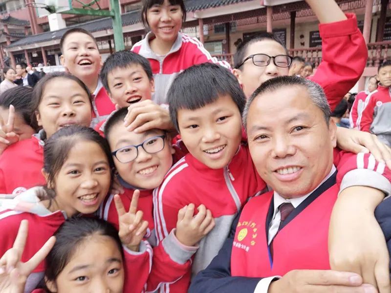 的哥“讨书”13年，捐了126个图书室!