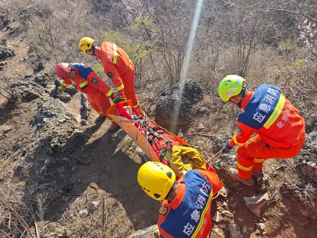 女子雨夜捡废品，不幸遭200多斤巨石“偷袭”