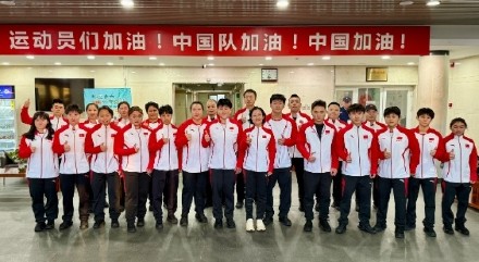 中国举重队出征世青世少赛 中国举重队出征世青世少赛