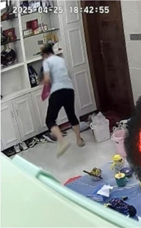 女子称家中拆包裹蹿出一只老鼠，快递客服称愿赔5倍运费即15元