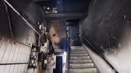 楼道电动自行车引火情，上海一对老夫妻逃生时被大面积烧伤生命垂危