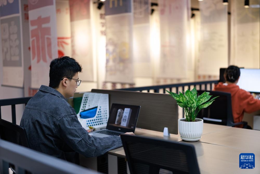 镜头连中外丨贵阳米兰:东方美学对话世界潮流 镜头连中外丨贵阳米兰:东方美学对话世界潮流