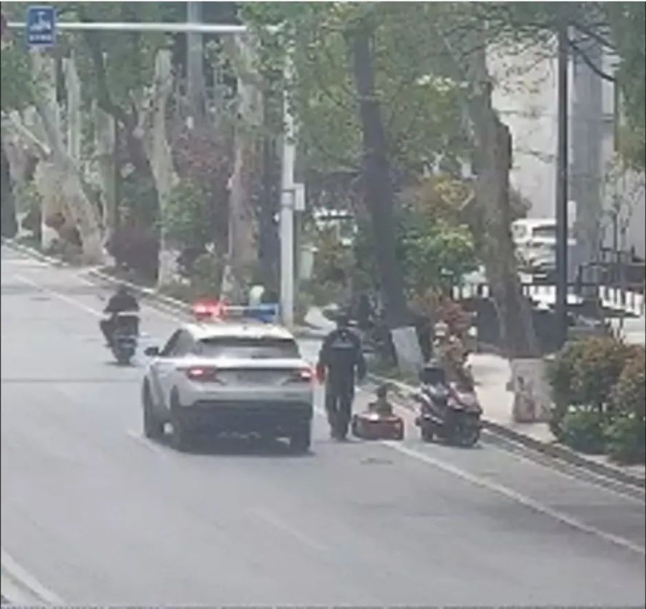 为“无牌无证驾驶”开道?当地警方提醒→ 为“无牌无证驾驶”开道?当地警方提醒→