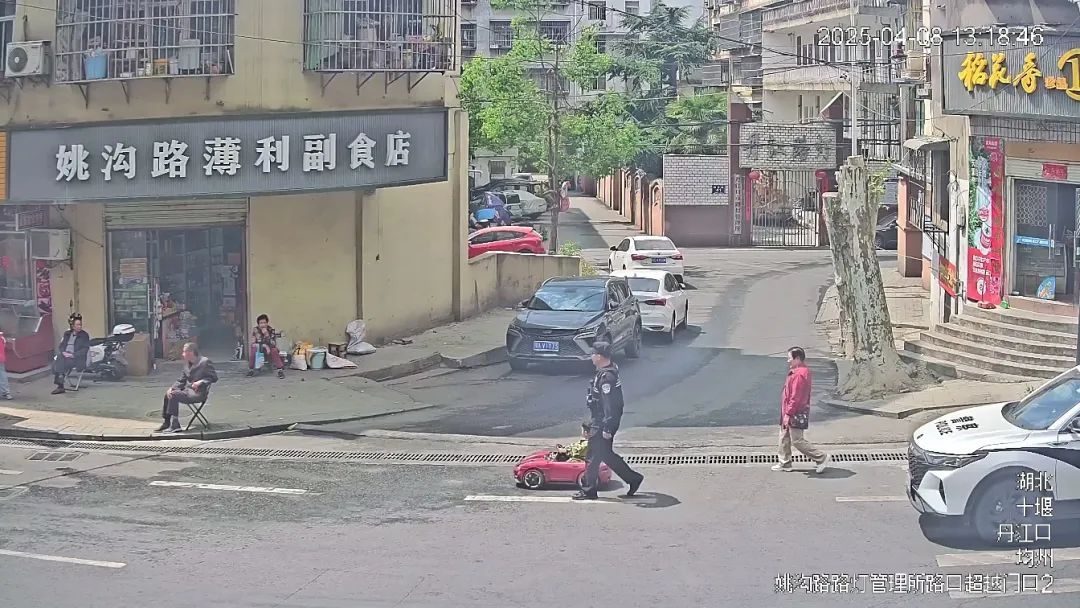 为“无牌无证驾驶”开道?当地警方提醒→ 为“无牌无证驾驶”开道?当地警方提醒→
